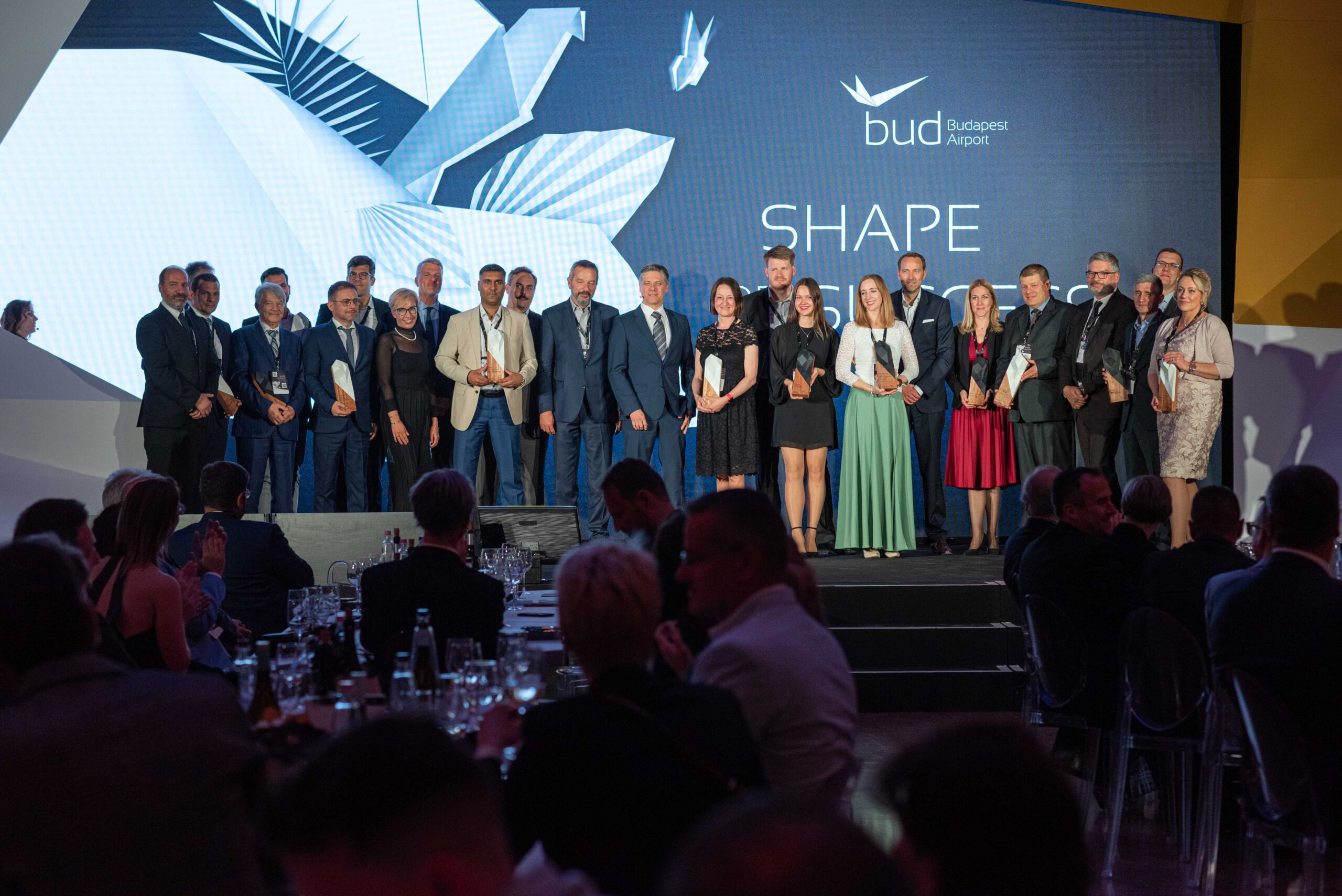 Díjátadó a reptéren - fmbusiness.hu beszámolója